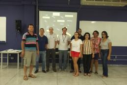 Prof. Vitor (centro da imagem) e participantes do curso 